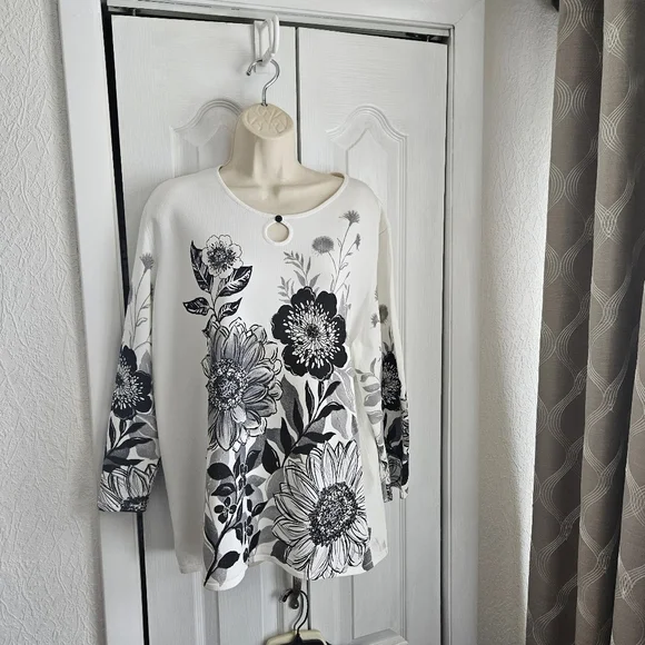 Beautiful Alfred Dunner Monochrome Floral Long Sleeve Top Sz 2X - Picture 4 of 10